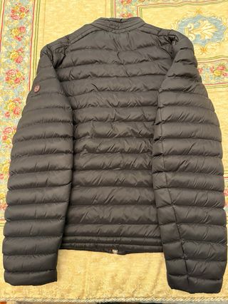 Cazadora Bomber acolchada negra, muy buen estado.