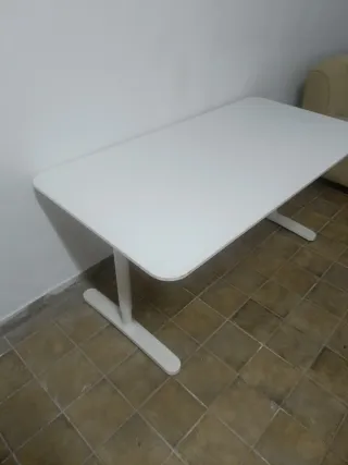Mesa de escritorio blanca