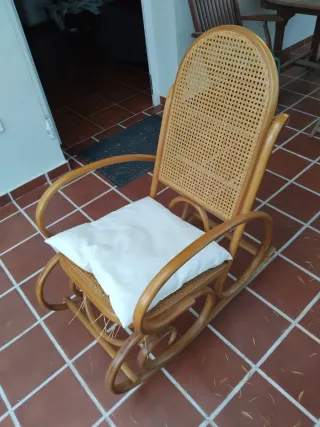 Mecedora vintage de ratán y madera