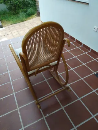 Mecedora vintage de ratán y madera