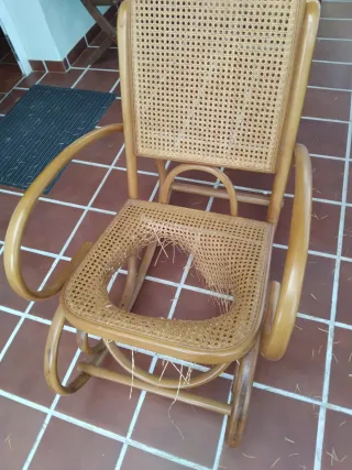 Mecedora vintage de ratán y madera