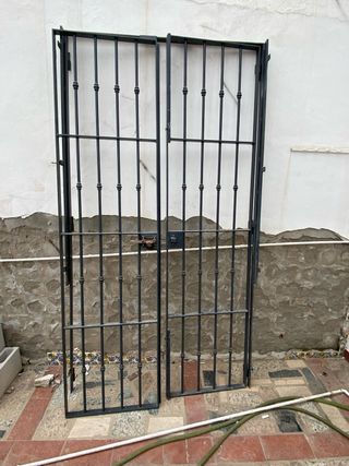 Puerta doble de hierro forjado