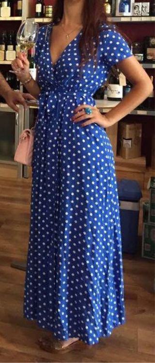 Vestido largo azul con lunares blancos