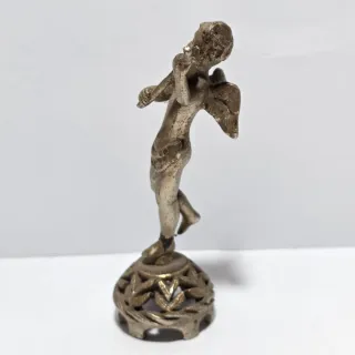 Piccola scultura putto suonatore in metallo