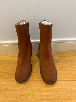 Botas de ante marrones con tacón.