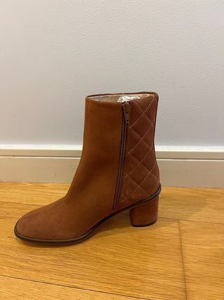 Botas de ante marrones con tacón.