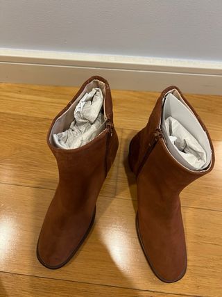 Botas de ante marrones con tacón.