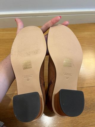 Botas de ante marrones con tacón.