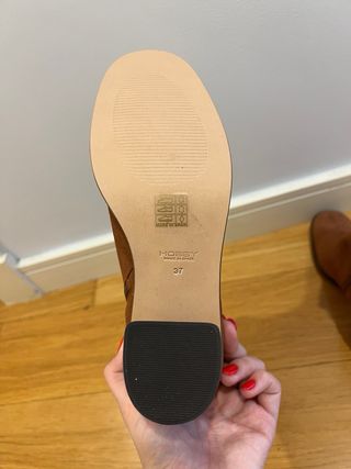 Botas de ante marrones con tacón.