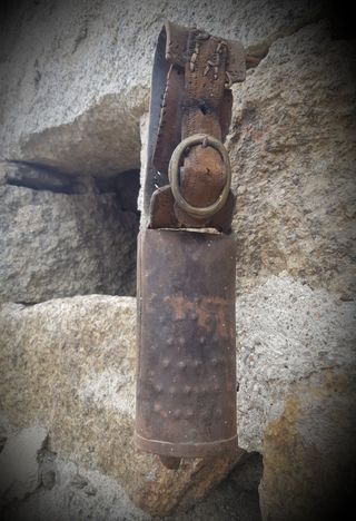 Antiguo cencerro de hojalata con collar de cuero 2