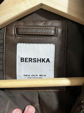 Chaqueta efecto piel marrón Bershka