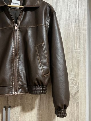 Chaqueta efecto piel marrón Bershka