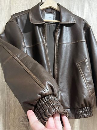Chaqueta efecto piel marrón Bershka