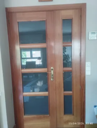 Puerta de salón de madera oscura