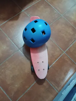 Patinete y Casco Azul