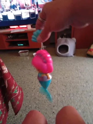Sirena de juguete rosa y azul