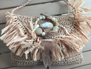 Bolso de rafia con abalorios naturales