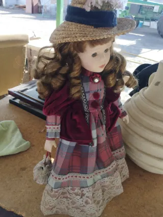 Muñeca de porcelana vestida