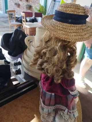 Muñeca de porcelana vestida