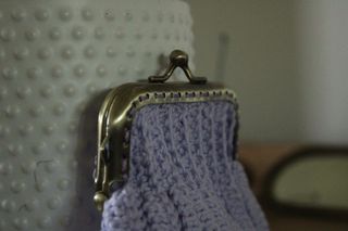 Monedero hecho a mano morado y dorado