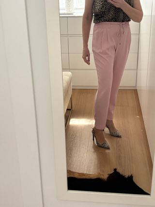 Pantalones rosas de cintura elástica y pinzas