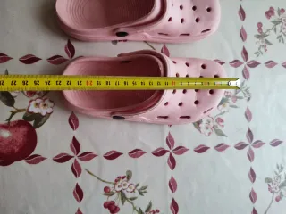 Zuecos rosas con agujeros