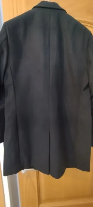 Abrigo de paño negro con forro azul