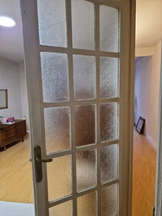 Puerta de madera con cristales