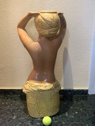 Figura decorativa mujer con cántaro