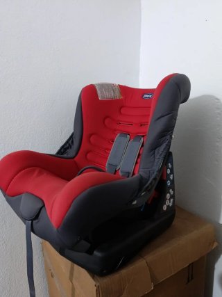Silla de coche Chicco roja y gris
