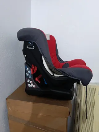 Silla de coche Chicco roja y gris