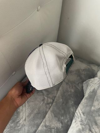 Gorra Morada y Negra con Parche de Tigre