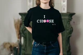 Camiseta negra con flores rosas