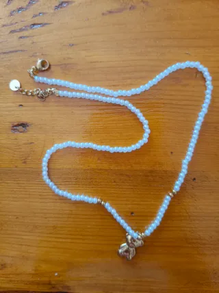 Collana perle bianche con orsetto dorato