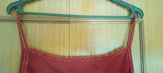 Vestido burdeos de gasa con pedrería