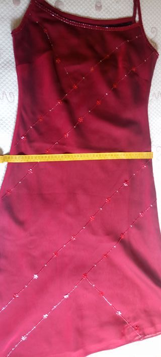 Vestido burdeos de gasa con pedrería