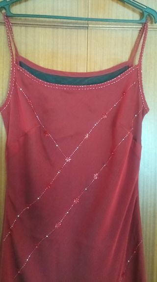 Vestido burdeos de gasa con pedrería