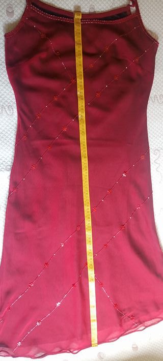 Vestido burdeos de gasa con pedrería