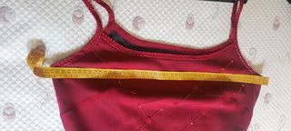 Vestido burdeos de gasa con pedrería