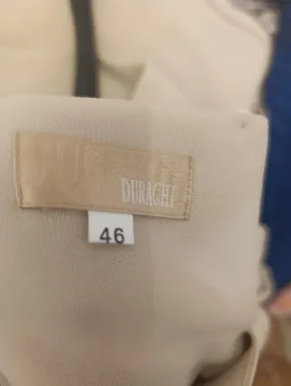 Traje chaqueta y falda beige