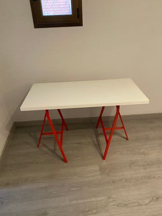 Mesa de estudio blanca con patas rojas