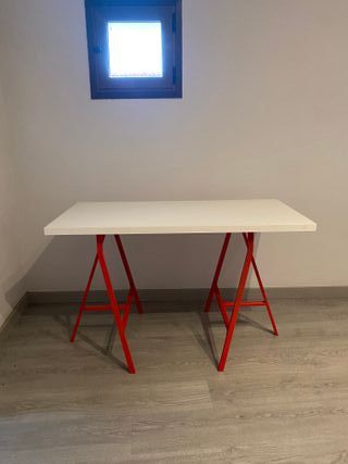 Mesa de estudio blanca con patas rojas