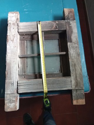 Ventana antigua de madera con cristal