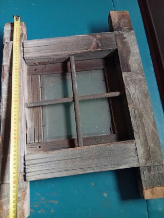 Ventana antigua de madera con cristal