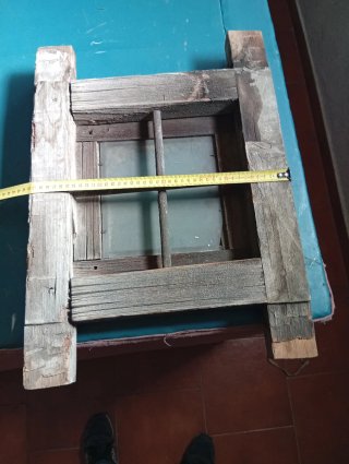Ventana antigua de madera con cristal