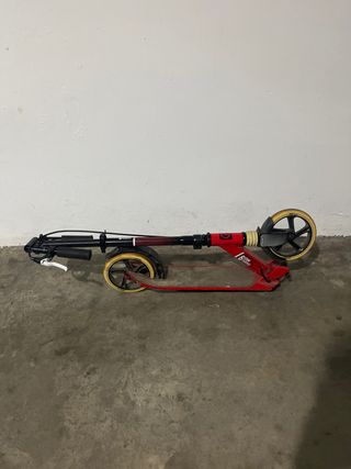 Patinete rojo plegable con freno