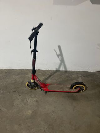 Patinete rojo plegable con freno