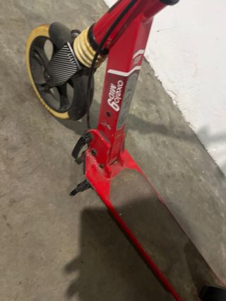 Patinete rojo plegable con freno