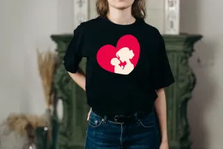 Camiseta negra con corazón rojo y silueta