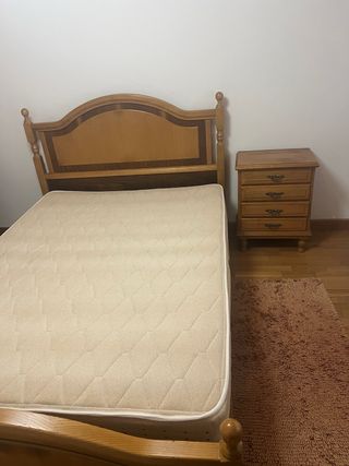 Cama y 2 mesitas de noche madera